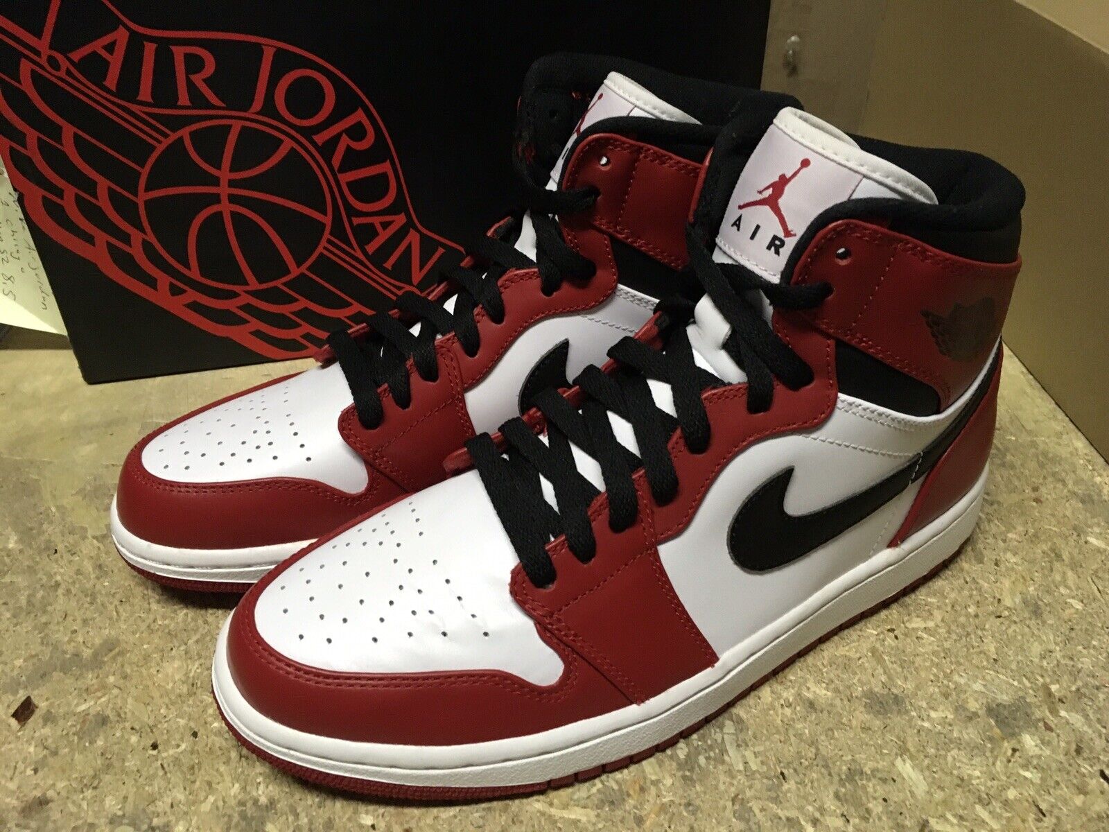 DS MENS NIKE AIR Jordan 1 Retro High Chicago 2013 332550 163 Sz 8.5 DEFECT  AUTH