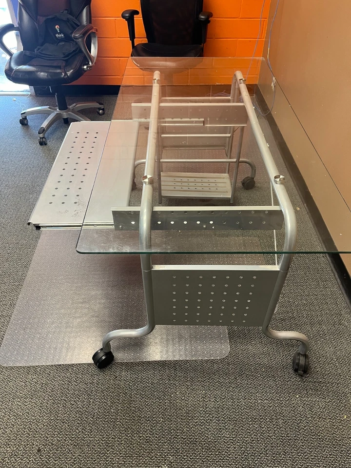 escritorio ordenador oficina cristal Foto 2 de 2