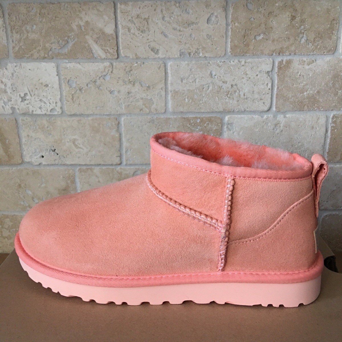 【新品未使用】UGG CLASSIC ULTRA MINI　サイズ６ 　ピンク UGG Classic Ultra Mini Carnation Pink Water-resistant Suede