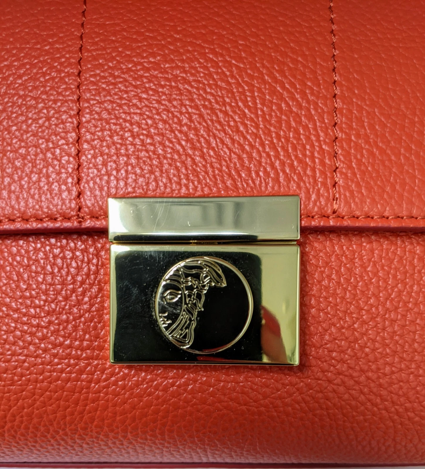 Borsa a tracolla Versace di design $ 850 + tasse pelle corallo ciottoli