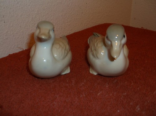 VINTAGE HOMCO COPPIA DI FIGURINE ANATRE BIANCHE E ABBRONZATE ..FINITURA LUCIDA - Foto 1 di 7