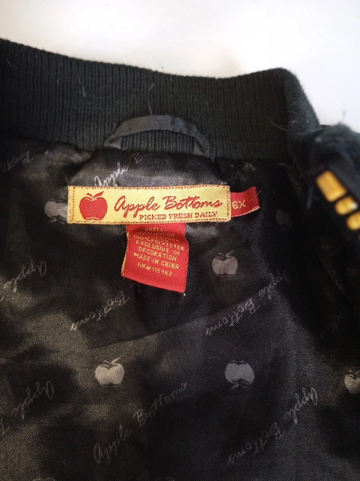 Chaqueta acolchada de plumón negra bordada 6X Apple Bottoms para niñas Foto 4 de 4