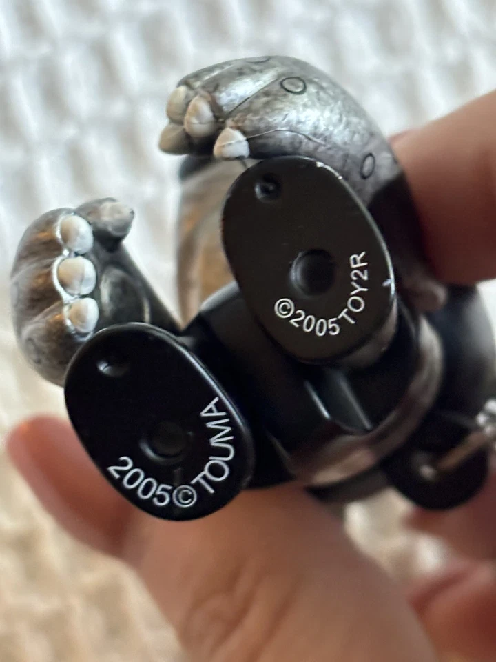 2005 Knuckle Bear Qee Key Chain Collection - prata/preto ferro olhos azuis 2" - Imagem 3 de 4