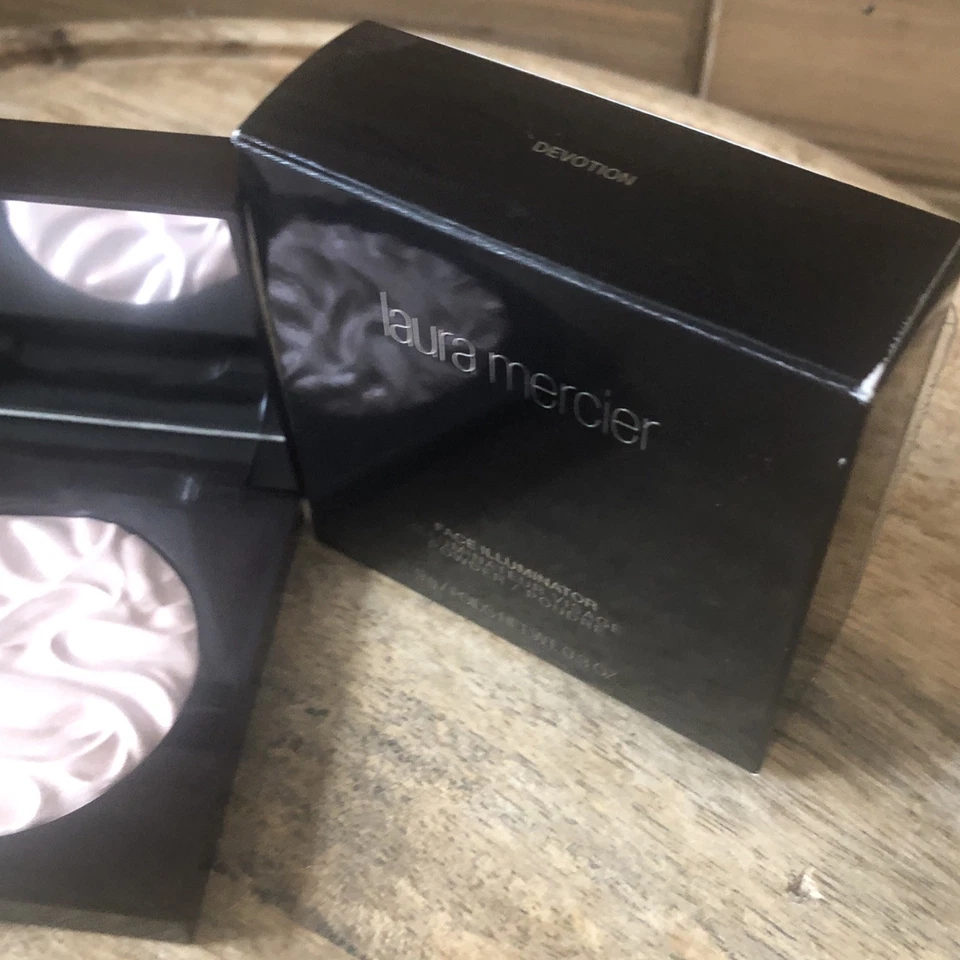 LAURA MERCIER FACE ILLUMINATOR HIGHLIGHTING POWDER, DEVOTION - (0.3 oz./9 g.) - Image 3 of 4