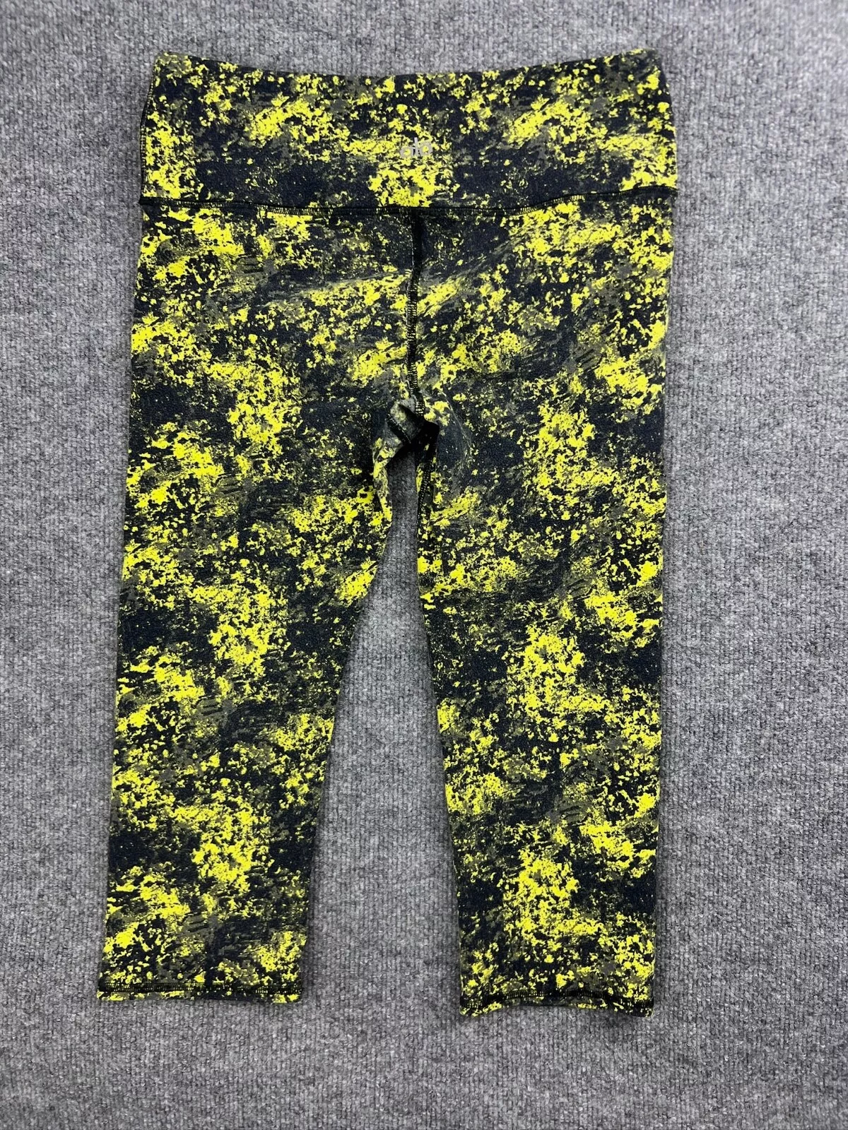 alo-yoga airbrush yellow splatter tie dye cropped capri leggings