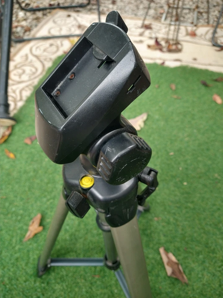 QUANTARAY TRIPOD FOR CAMERA OR VIDEO EXPANDS TO 60" INCHES - GREAT CONDITION! - Image 3 of 4
