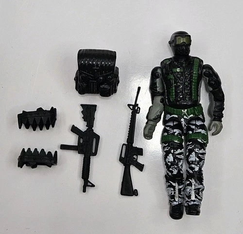 1990 GI JOE WINTER OPERATIONS SNAKE EYES v26 FIGURE w/ ACCESSORIES