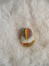 PB- KENYA HOT AIR BALLOONS AND SAFARIS GOVERNORS CAMP (ENAMEL) PIN #29618 (MINT