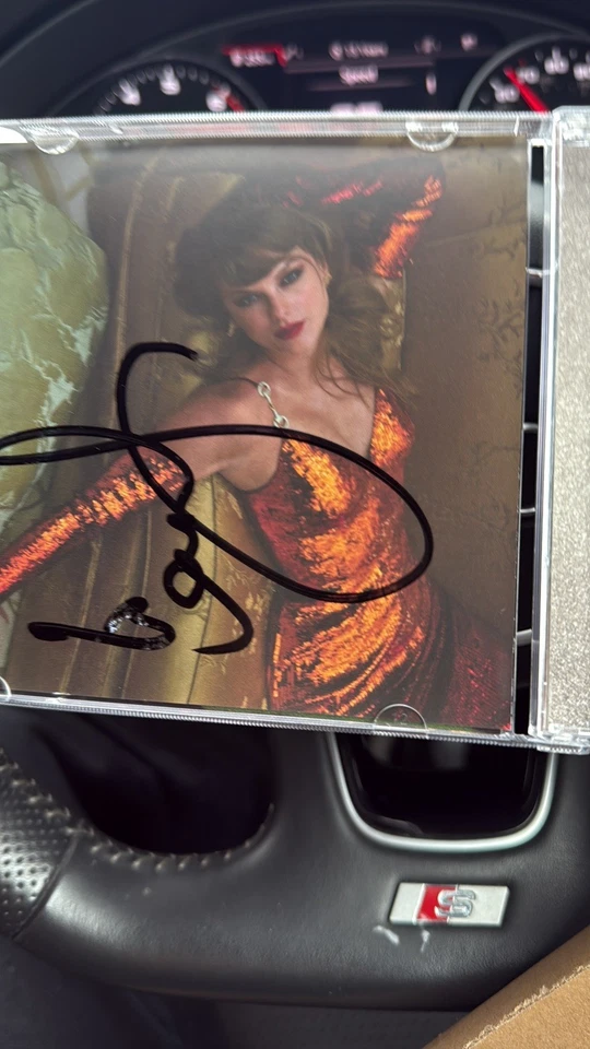 The Life of a Showgirl: It’s Beautiful Edition CD with Hand Signed Photo 📦✅ - Image 3 of 4