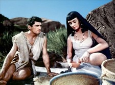 The Egyptian Unsigned photo - Edmund Purdom and Jean Simmons *35