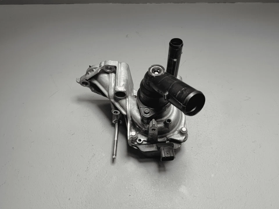 Conjunto de carcasa de bomba de agua refrigerante motor Toyota Venza 2021-2024 OEM Foto 3 de 4