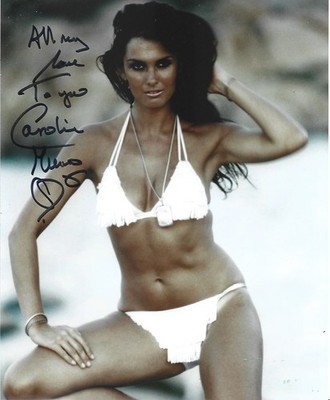 Caroline Munro persönlich signiertes 10'' x 8'' Foto - schönes Model und Schauspielerin #7