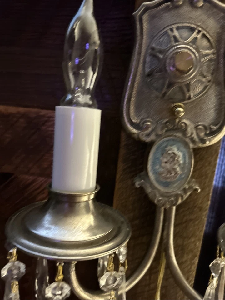 Aplique antiguo/vintage de metal/latón para montar en pared con 2 luces eléctrico Foto 4 de 4