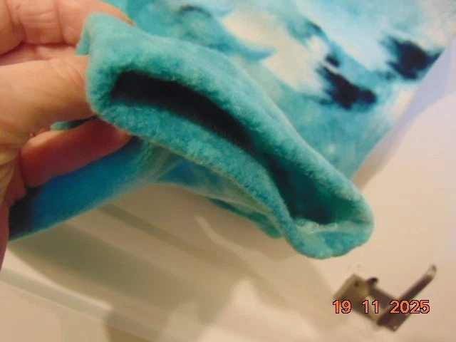 Ladies Fleece Jacket, Size 20/22. Turquoise Green with Wolves. - Image 4 of 4