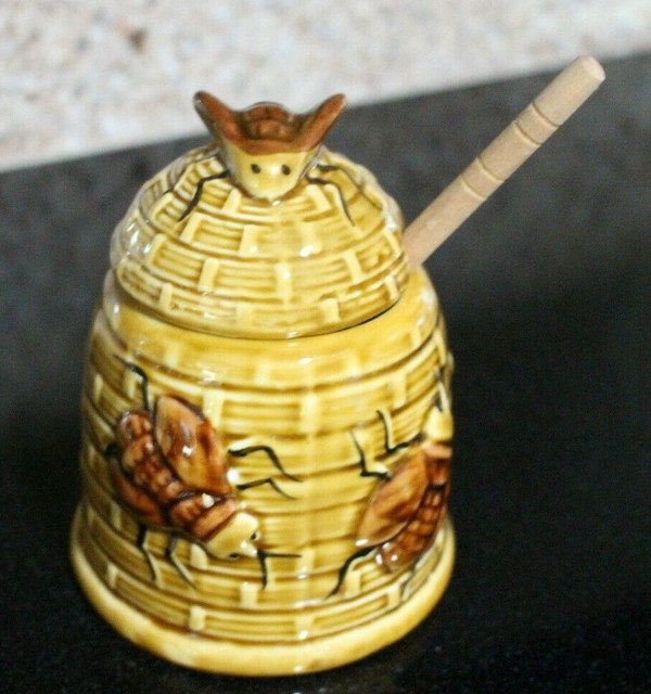 BEEHIVE Ceramic Honey Jar with Bee Lid and Wooden Dipper Stick Lgt