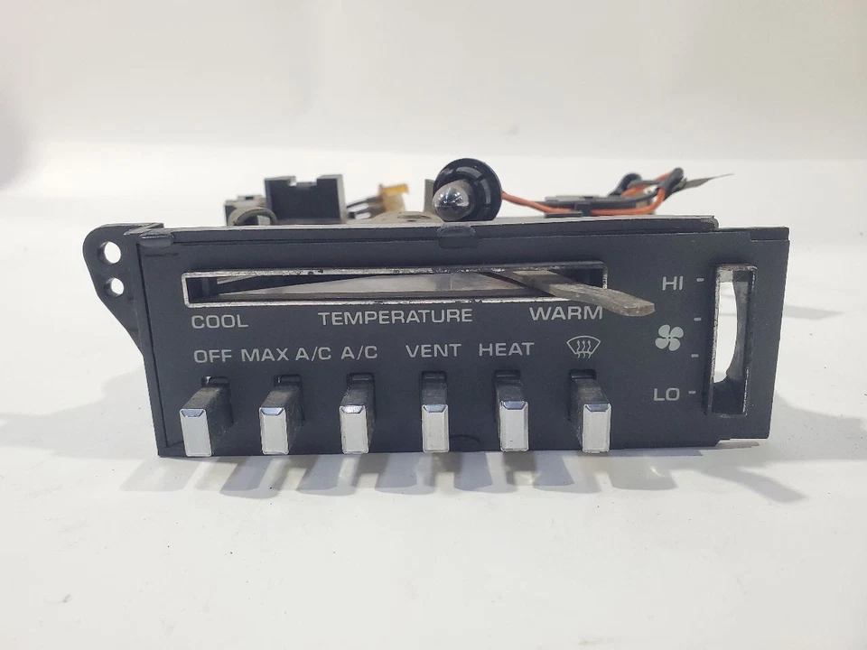 1982 1983 Dodge Ram зарядное устройство OEM контроль температуры маленький скол на правой панели - Изображение 3 из 4