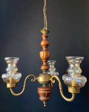 Antico lampadario in ottone e legno con bocce in vetro