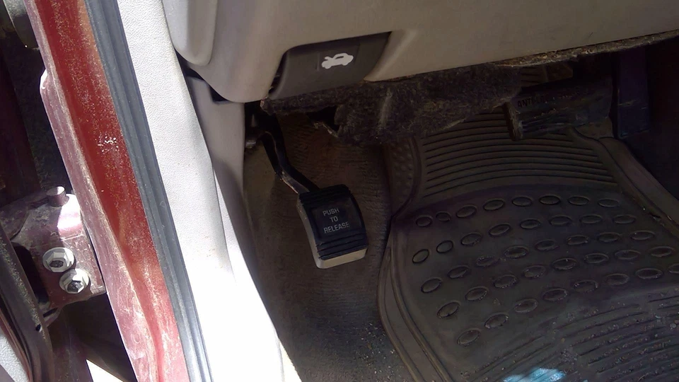 Conjunto de pedal de freno de estacionamiento Buick Century 2000 unidad de emergencia completa OEM Foto 3 de 4