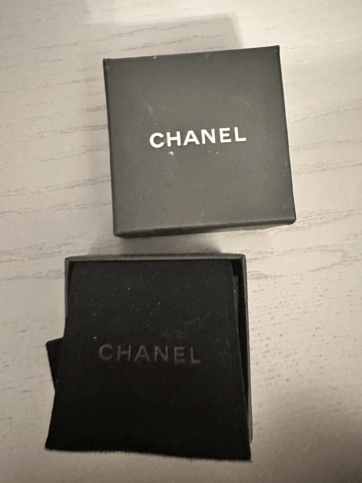 Pendientes colgantes Chanel CC perlas tono oro claro Foto 3 de 4