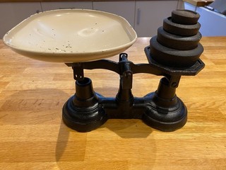 VINTAGE OLD FASHIONED KITCHEN WEIGHING SCALES WITH WEIGHTS