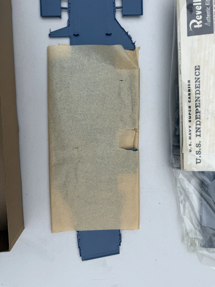 Vintage Complete 1965 Revell U.S.S. Independence Aircraft Carrier 16 Scale - Image 3 of 4