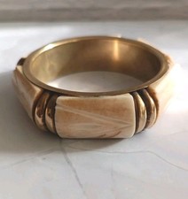 Messing & geschnitzter Rinderknochen Armreif/Armband 1960er goldfarben 1" breit 3" quer