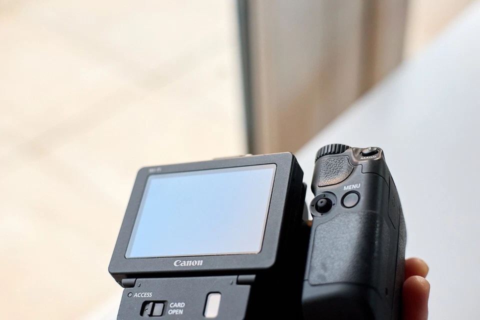 Canon XC10 4K UHD Professional Camcorder (with original accessories + spares) - Image 4 of 4