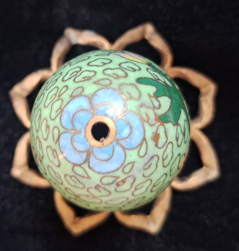 VINTAGE CLOISONNÈ EGG/ GREEN ENAMEL WITH FLOWERS/ ASIAN MOTIF WITH BRASS STAND - Picture 5 of 7