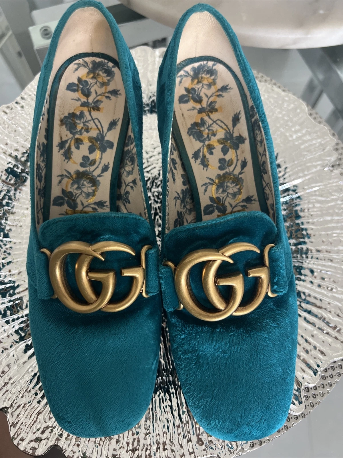 Chaussures Gucci à bout fermé velours bleu taille 6