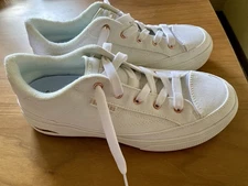 Skechers Women’s Arch fit, Air cooled. Size 8 Wide.  Color- White 