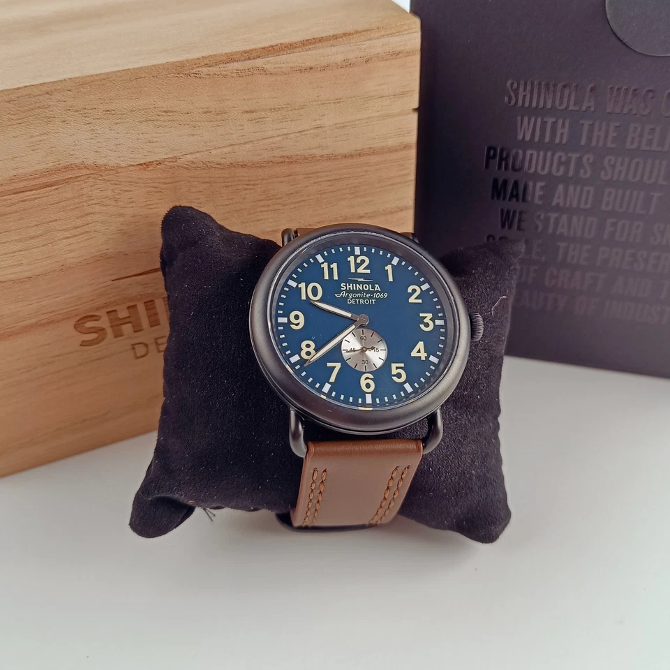 Reloj de cuarzo Shinola Runwell 47 mm para hombre esfera azul medianoche correa de cuero NUEVO Foto 3 de 4