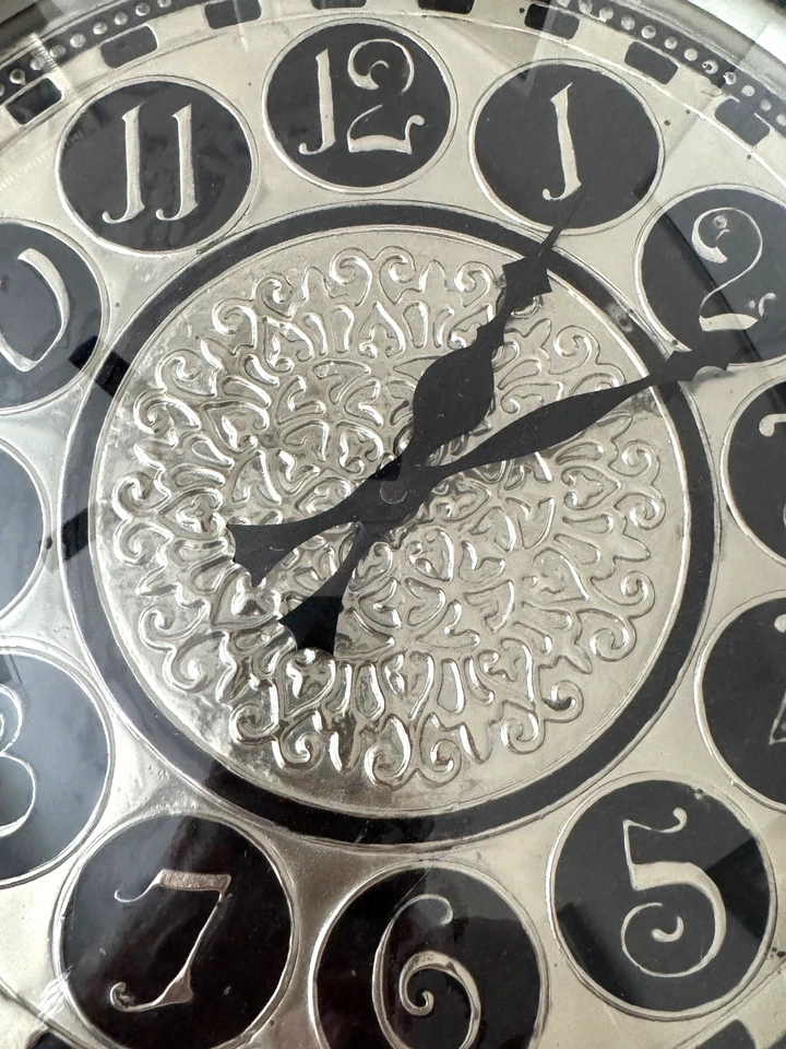 Reloj de Pared Artesanal Corte Metal Perseguido 17" Madera Étnica Tallada Usado en Excelente Condición Funciona Foto 3 de 4