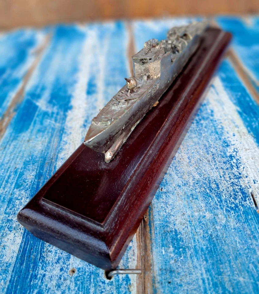 Modello di Corvetta Marina Militare SIBILLA F558 in Ghisa Su Base In Mogano Nave - Immagine 2 di 4