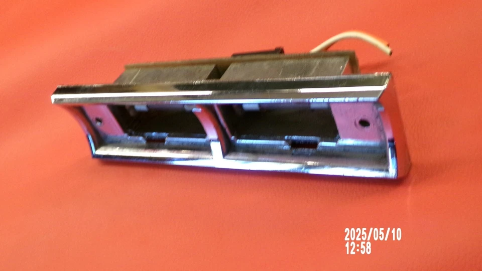 1971 - 1976 Cadillac Deville Eldorado Door Panel Courtesy Light Bezel Housing Foto 3 de 4