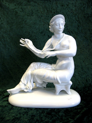 Schwarzburg signiert  Mauritius Pfeiffer  Art Deco Porzellan Figur weiß Kette 