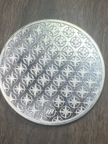 Diseño de brújula redonda de plata fina de 1 oz .999 - Imagen 2 de 8