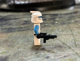 LEGO Star Wars Clone Trooper Lieutenant sw0629 Printed Legs 75085 Phase 1 Blue