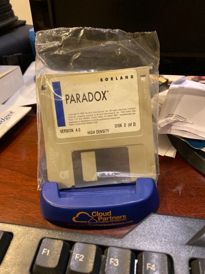 Opened Borland Paradox 4.0 Software. 2 Disks With Serial Number - Image 2 of 4