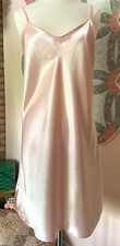 VANITY FAIR SZ. 36/20 SHIMMERING POLYESTER PEACH SHORT NIGHTGOWN APPEARS UNWORN