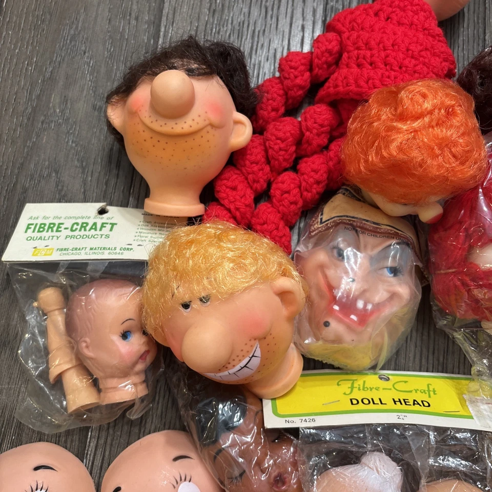 Lote de 40 + cabezas, caras, pocos brazos y piernas de muñeca vintage. Más NUEVO en paquetes Foto 2 de 4