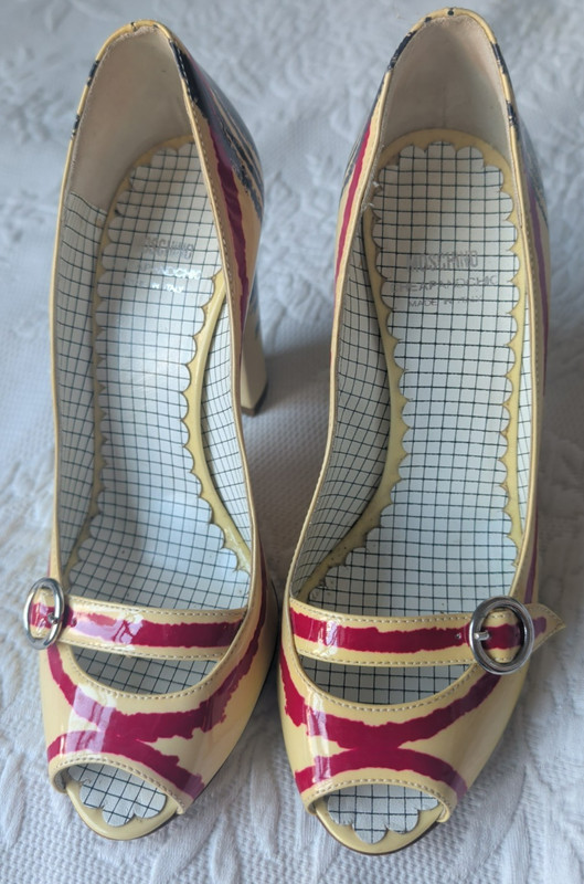 Gorgeous  Moschino Cheap and Chic Peep-toe patent leather Heels  37.5