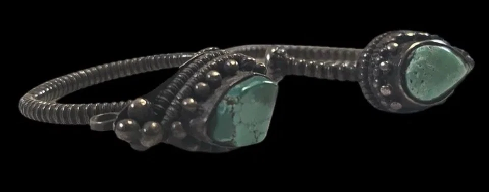 Par de pendientes tibetanos antiguos del siglo XIX, plata de pureza 900 y turquesa Foto 4 de 4