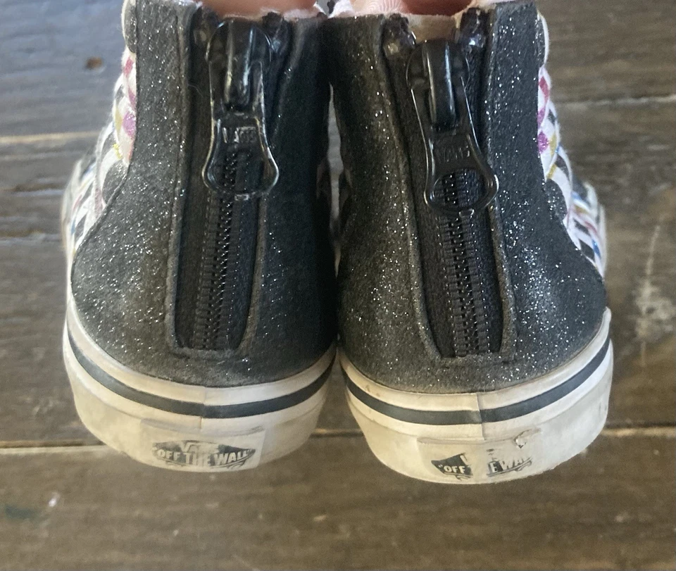 Zapatos Vans de caña alta para niños pequeños talla 7,5 negros con tablero de cuadros arco iris y cremallera trasera Foto 3 de 4