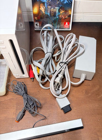 Nintendo Wii Video Game Console bundle RVL-001 White w/3 Game & 2 controller