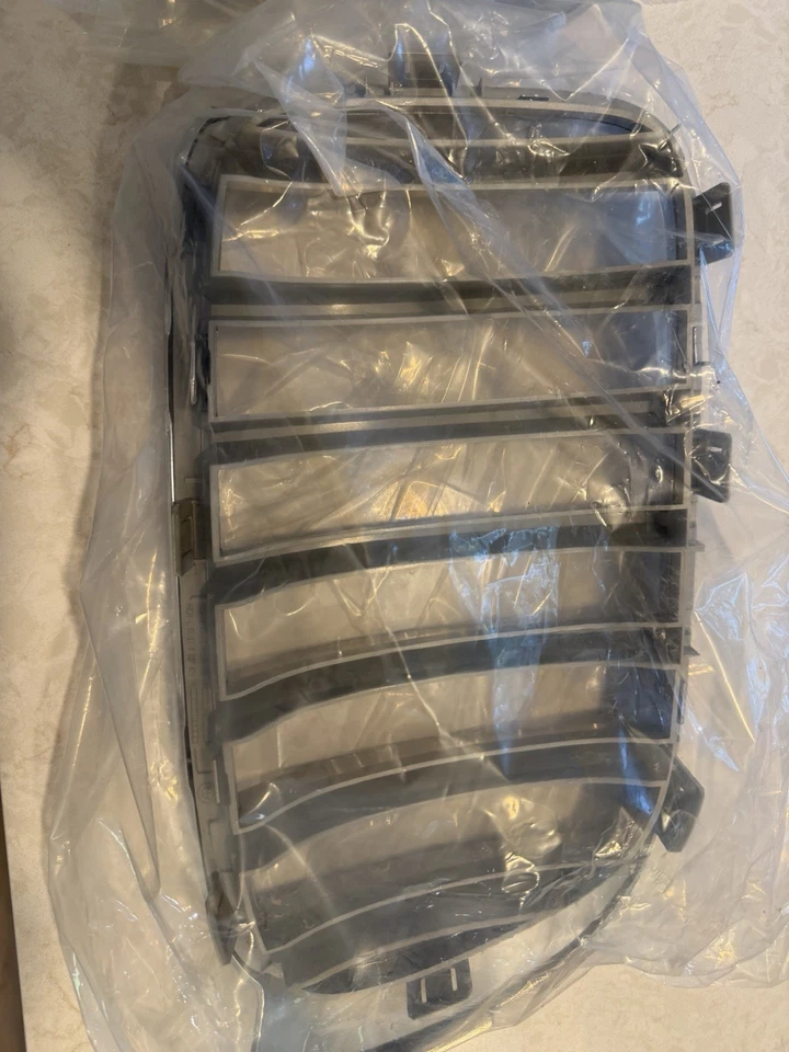 Решетка переднего бампера 2016 BMW X3 xDrive 28i от оригинального производителя - Изображение 4 из 4