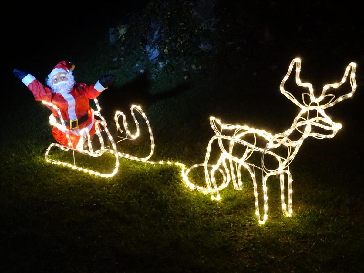 Produktbild von Christmas Concepts® 34 Cm Batteriebetriebene LED-Beleuchtung – Weihnachtsmannschlitten Und Fliegende Rentier-Szene – Traditionelle Weihnachtsszenen