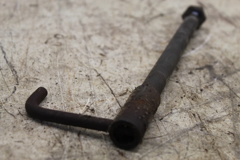 1985 YAMAHA IT200 FRONT WHEEL RIM AXLE PIVOT BOLT C3D - Изображение 2 из 4