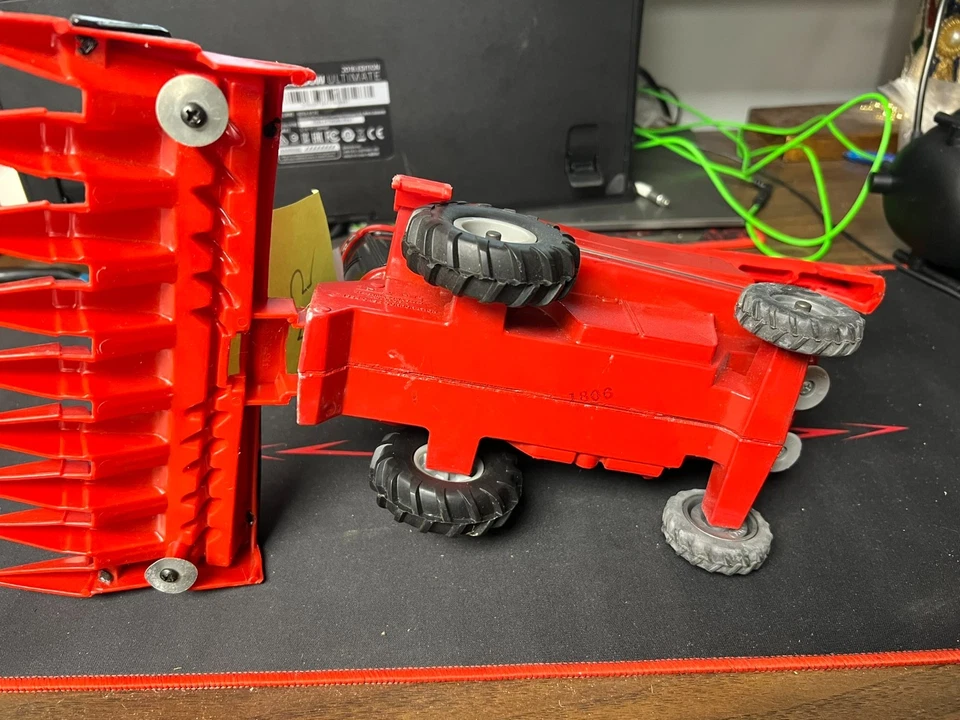 ERTL Case IH Axialflow 2166 Combine Die Cast 1/16 Scale with combine 45 - Image 2 of 4