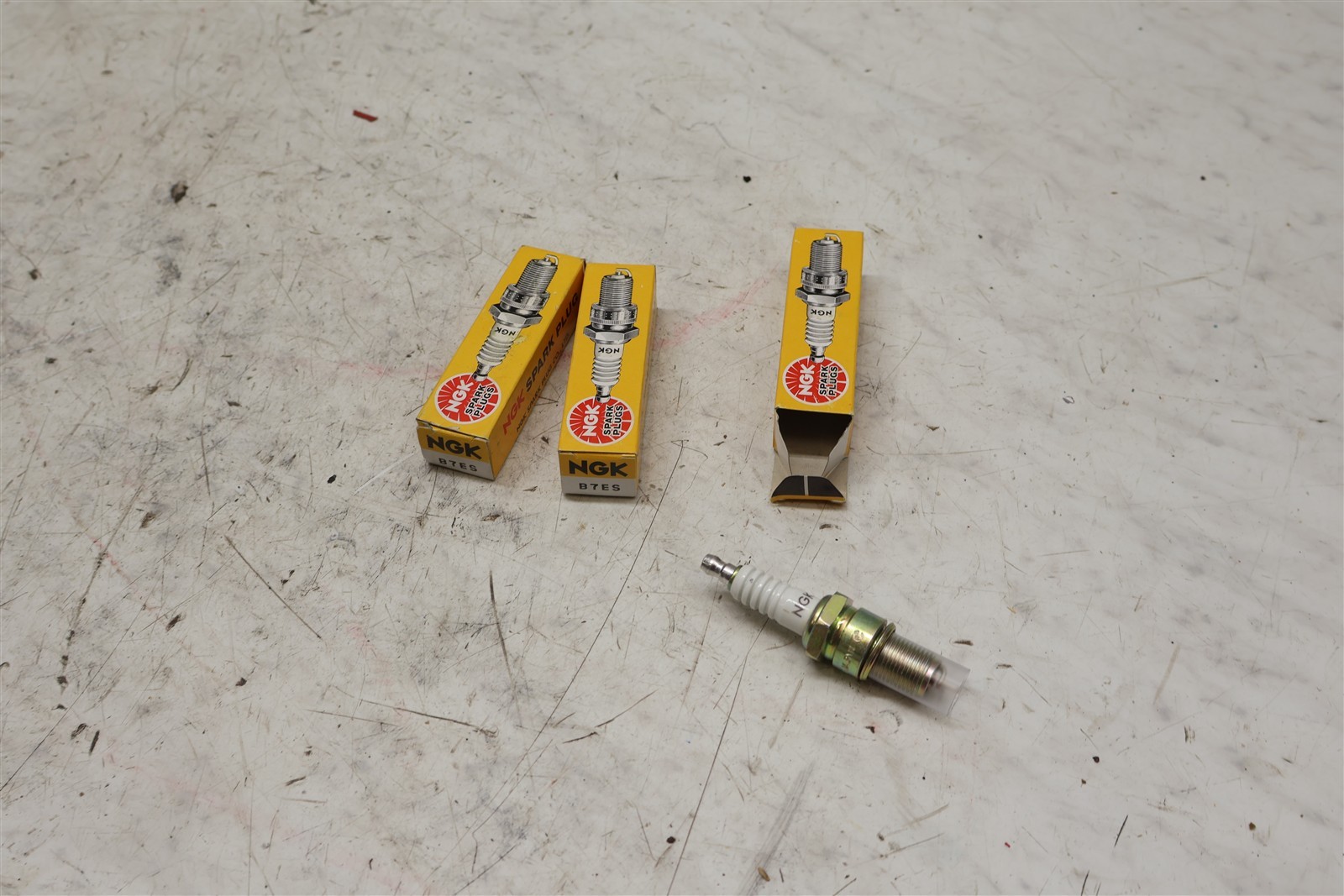 Ngk b7es Spark Plug Lot Nos New 3X 