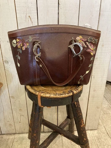 Sac à main Christian Dior cuir brodé de fleurs L33 cm H21,5 cm